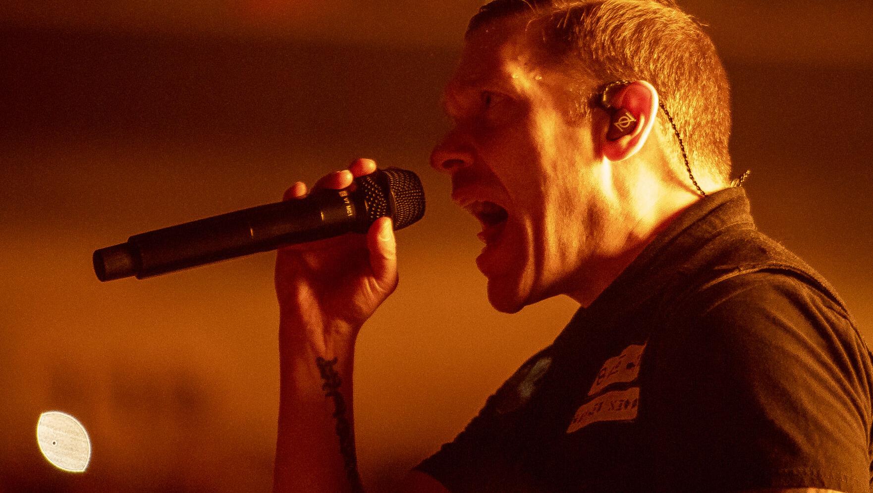 Shinedown gets crowd jumping in arena show